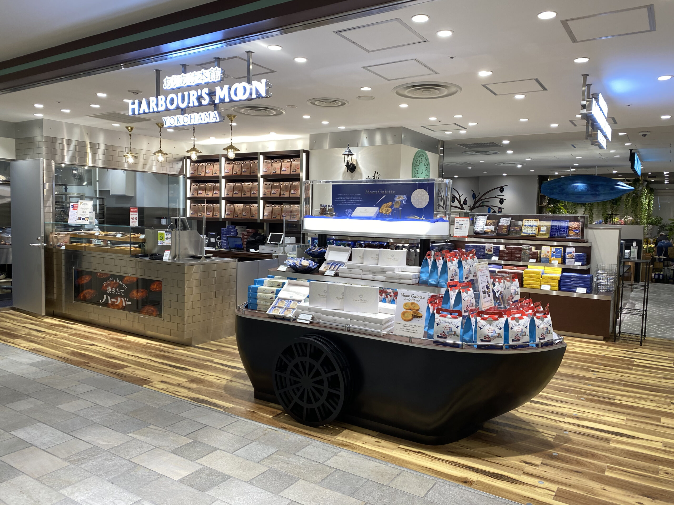 バーバリー 横浜店オープン 限定 ボックス お値下げ バーバリー ビューティ ボックス」ルミネ横浜店の前に行列 - WWDJAPAN