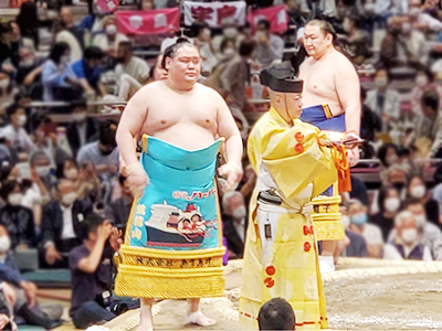 ３０年ぶり横浜市出身の幕内力士、荒篤山関にありあけが化粧まわしを進呈 | 新着情報 | 横浜のお土産に好評洋菓子「横濱ハーバーワールド」 |  株式会社ありあけ